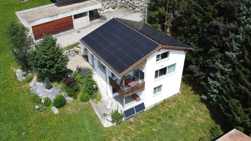 PEB-Diplom für Casa Tscharva in Andiast GR, PV-Leistung 26.7 kWp. (Foto: Schweizer Solarpreis 2025)
